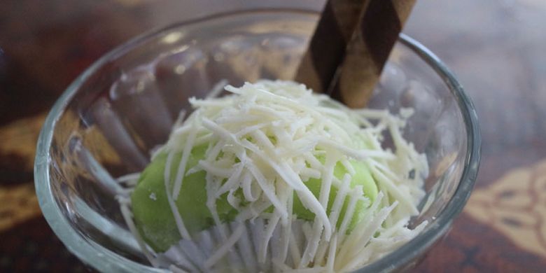 Pancake durian di Kedai Durian Ucok Jakarta yang resmi dibuka Jumat (14/4/2017). Kedai Durian Ucok Jakarta beralamat di Jalan Lebak Bulus II, Jakarta Selatan dekat dengan Rumah Sakit Mayapada dan beroperasi mulai pukul 10.00-21.00 WIB.(KOMPAS.COM/WAHYU ADITYO PRODJO)