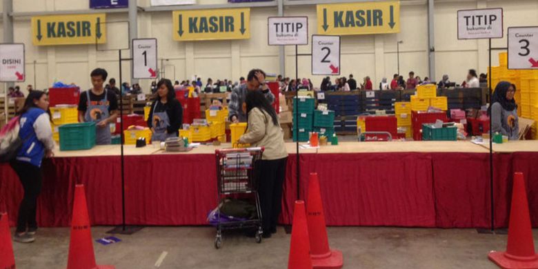 Tempat penitipan buku pada pameran buku Big Bad Wolf 2017 di Indonesia Convention Exhibition (ICE), Jalan BSD Grand Boulevard, Serpong, Banten, Sabtu (22/4/2017). Pameran berlangsung mulai 21 April hingga 2 Mei 2017.