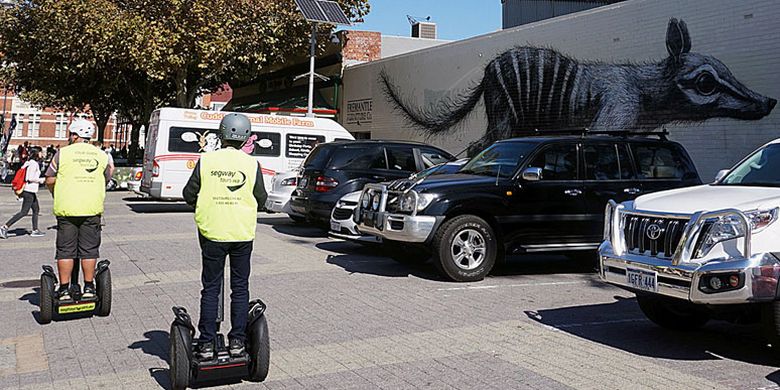 Beberapa dinding bangunan dihiasi mural sehingga terasa lebih hidup di Perth, Australia Barat.(KOMPAS/ILHAM KHOIRI)