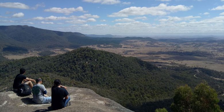 Menikmati pemandangan dari Gibraltar Peak di Tidbinbilla, Canberra, Australia. (I MADE DIANGGA ADIKA KARANG)