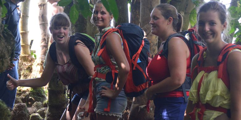 Turis sedang berjalan di bawah pohon bambu di kawasan hutan Mbeling. Turis Belgia sangat senang dengan suguhan alam di kawasan hutan Mbeling, Desa Gurung Liwut, Kecamatan Borong, Manggarai Timur, Flores, NTT, Senin (14/8/2017).