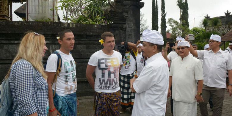 Menteri Pariwisata Arief Yahya memastikan suasana Pulau Bali betul-betul aman. Dia berkunjung hingga ke Pura Besakih, yang jaraknya hanya 9 km dari pusat erupsi Gunung Agung dan berbincang-bincang dengan wisatawan, Kamis (5/10/2017).