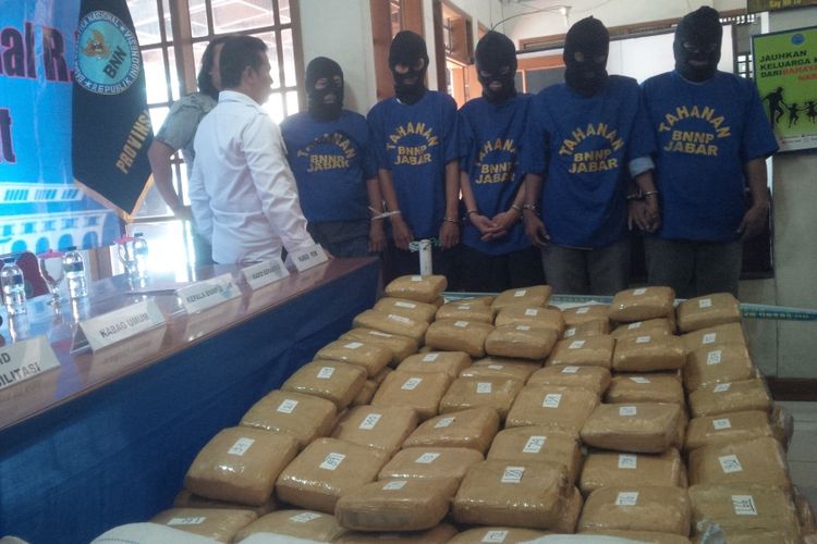 Badan Narkotikan Nasional Provinsi (BNN) Provinsi Jawa Barat berhasil membongkar upaya penyelundupan narkotika jenis ganja kering sebanyak 220 kilogram pada tanggal 13 September 2017 lalu dengan 5 orang tersangka.