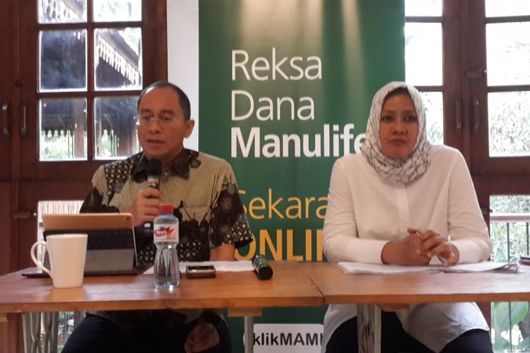 Presiden Direktur PT Manulife Asset Manajemen Indonesia (MAMI), Legowo Kusumonegoro (kiri) dalam media gathering di Kota Malang, Rabu (29/11/2017)