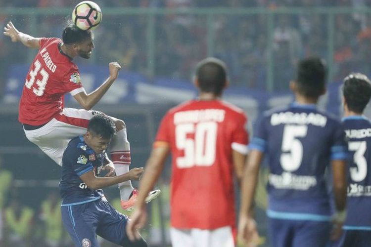 Duel bek Persija Jakarta, Willian Pacheco (kiri) dengan gelandang muda Arema FC, Hanif Sjahbandi (kedua dari kiri), dalam laga kedua tim pada pekan kesembilan Liga 1 musim 2017 di Stadion Patriot Candrabhaga, Kota Bekasi, Jawa Barat, Jumat (2/6/2017).