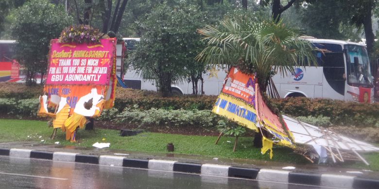 Sejumlah karangan bunga untuk Ahok-Djarot yang berada di sepanjang Jalan Medan Merdeka Selatan, Jakarta Pusat, rusak usai aksi buruh, Senin (1/5/2017)