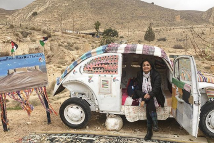 Seorang pengunjung berfoto didepan hotel mungil di Jordan.