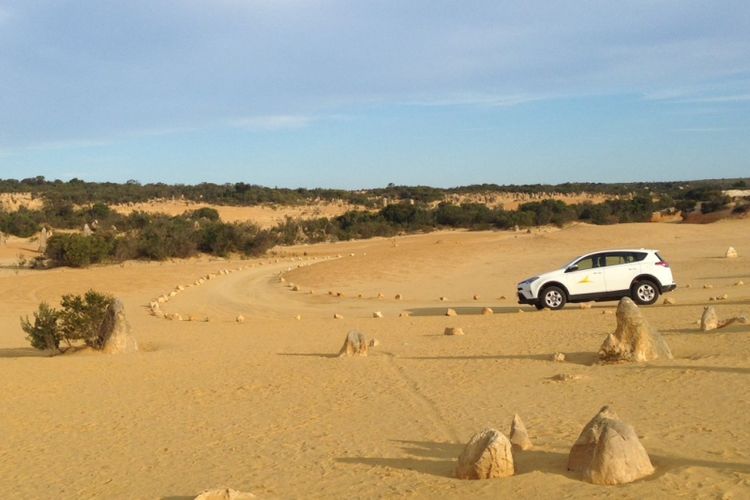 Trek mobil yang memudahkan pengunjung berkeliling di The Pinnacles, Taman Nasional Nambung, Australia Barat, Jumat (08/9/2017).