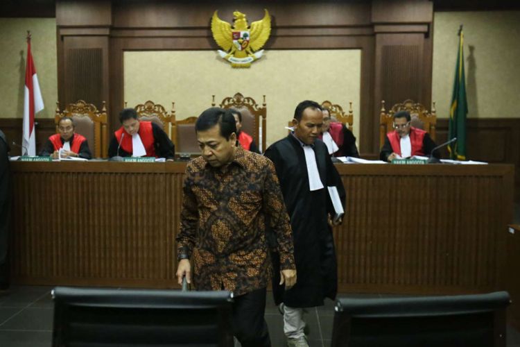 Ketua DPR Setya Novanto saat bersaksi di persidangan kasus dugaan korupsi e-KTP, di Pengadilan Tipikor Jakarta, Jumat (3/11/2017). Hari ini, Novanto hadir menjadi saksi untuk terdakwa pengusaha Andi Agustinus alias Andi Narogong