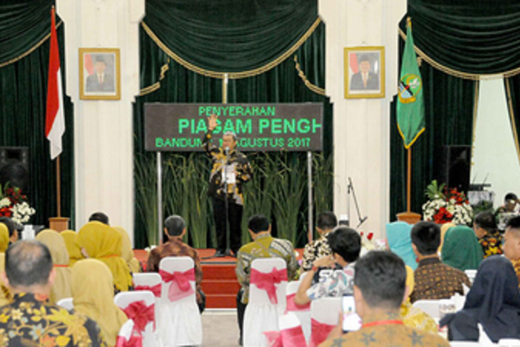 Pemerintah Provinsi Jawa Barat memberi penghargaan pada warga/lembaga yang berprestasi. Penghargaan diberikan bertepatan dengan peringatan Kemerdekaan RI ke-72.