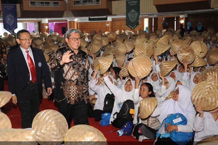  Gubernur Jawa Barat Ahmad Heryawan mengajak segenap civitas akademika IPB untuk berperan dalam menjaga ketersediaan pangan dan menjaga lingkungan hidup.