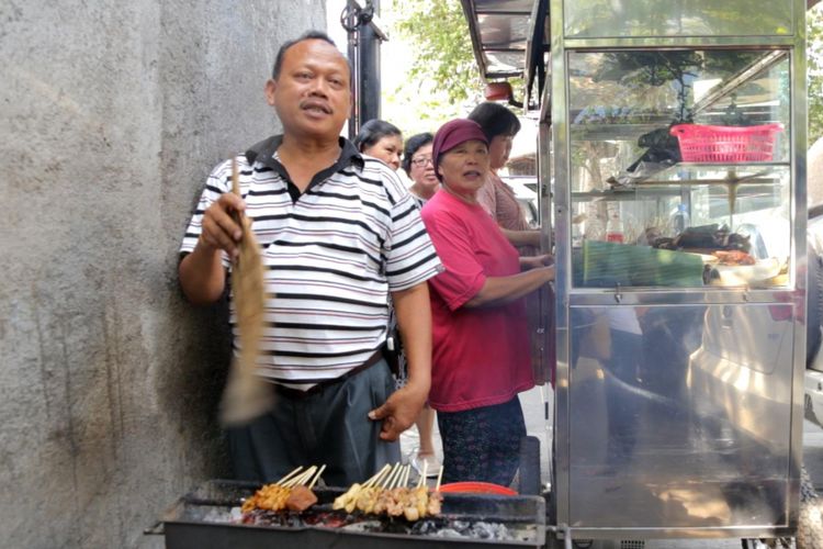 Tugiyem (51) dan suaminya Marimin (58), penjual <a href='https://pontianak.tribunnews.com/tag/sate' title='sate'>sate</a> kere di Kota Solo, Jawa Tengah.