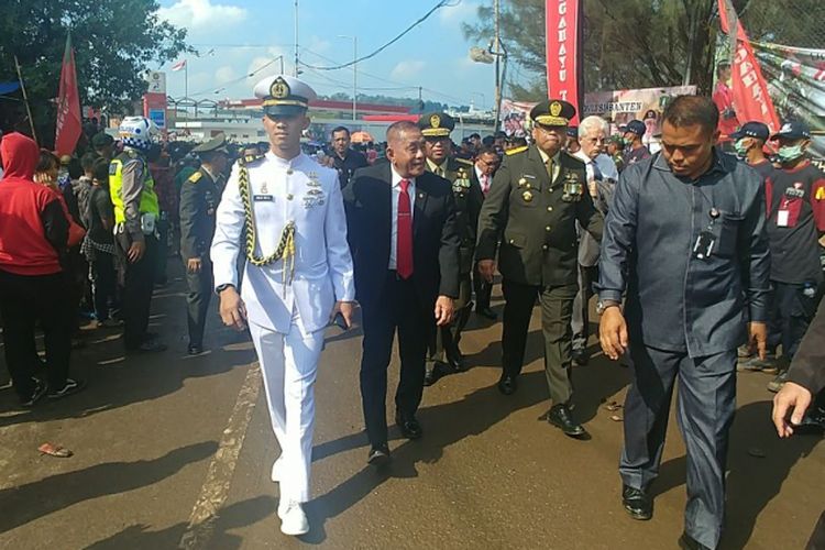 Menteri Pertahanan Ryamizard Ryacudu berjalan kaki menuju lokasi peringatan HUT ke-72 TNI di Cilegon, Kamis (5/10/2017) setelah terjebak kemacetan.(KOMPAS.com/IHSANUDDIN)