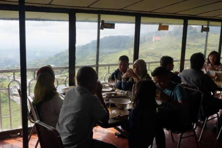 Pengunjung menikmati hidangan di Restoran Rindu Alam di kawasan Puncak, Cisarua, Bogor, sembari menatap panorama alam menakjubkan. Suasana dan makanan yang khas membuat restoran ini selalu dirindukan pengunjungnya.