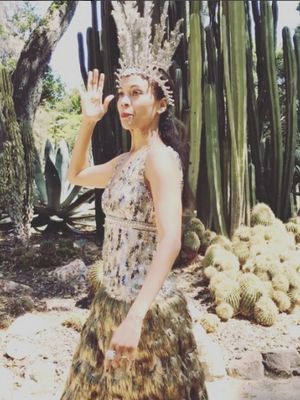 Zoe Saldana mengenakan mahkota rancangan desainaer asal Indonesia, Rinaldy Yunardi.