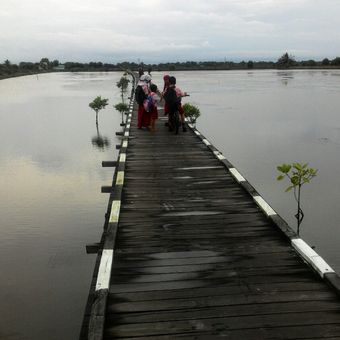 Banyak siswa menyukai bersepeda di lintasan ini untuk pergi atau pulang sekolah. Jarak antar satu dusun dengan lainnya antara 2 hingga 4 km. Ini salah satu alternatif jalan antar dusin di Delta Mahakam, muara Sungai Mahakam.