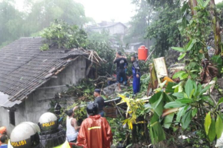 Rumah di GT 2 /120 Rt 01 di Rw 01 Jlagran, Pringgokusuman, Gedongtengen, Kota Yogyakarta yang tertimpa material longsoran  (Foto dokumentasi salah satu warga)