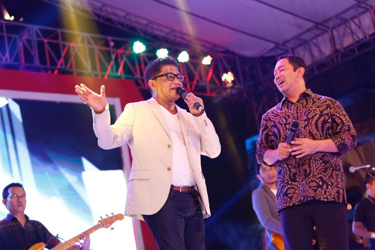 Wali Kota Semarang Hendrar Prihadi bernyanyi bersama penyanyi Andre Hehanusa pada peringatan HUT Kemerdekaan RI ke-72, Sabtu (26/8/2017) malam.
