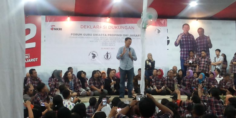 Calon gubernur DKI Jakarta nomor pemilihan dua Basuki Ahok Tjahaja Purnama saat menghadiri deklarasi yang diberikan forum-forum yang menaungi guru non pegawai negeri sipil (PNS) di Posko Rumah Badja, di Jalan Talang, Menteng, Jakarta Pusat, Sabtu (25/3/2017)