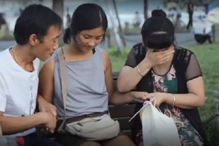 Cinta itu nyaris luar biasa. Orangtua angkat sangat mencintaiku, dan sekarang saya memiliki cinta seperti ini dari orangtua kandung saya, ungkap Kati.
