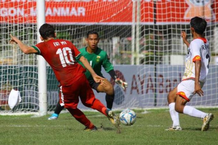 Penyerang timnas U-19 Indonesia, Egy Maulana (10), melepaskan sepakan keras ke gawang timnas U-19 Brunei, yang dijaga kiper Muhd Amirul Hakim PG Zulkarnain setelah melewati bek Rahimin Abdul Ghani (kanan) pada laga pamungkas Grup B Piala AFF U-18 2017 di Stadion Thuwunna, Yangon.
