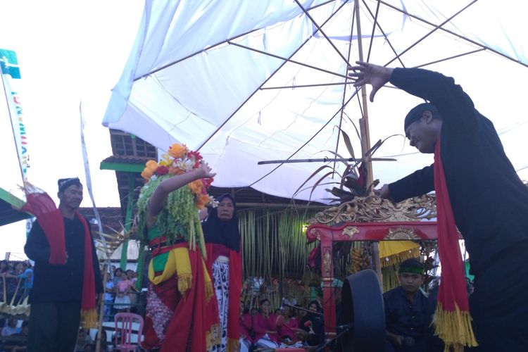 Penonton ritual seblang menari di panggung setelah menerima sampur (selendang) yang dilempar penari Seblang. Ritual Seblang merupakan upacara bersih desa yang masuk dalam Banyuwangi Festival 2017. Upacara adat ini digelar selama sepekan hingga 6 Juli 2017.