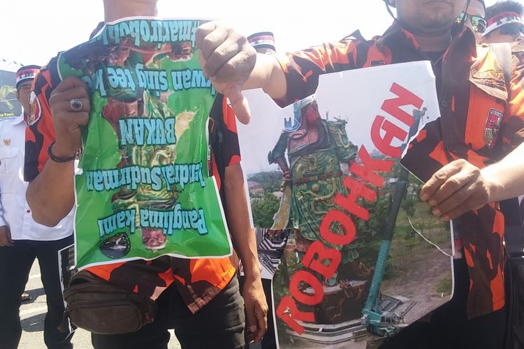 Aksi protes patung panglima perang Tiongkok di Tuban oleh massa LSM Surabaya