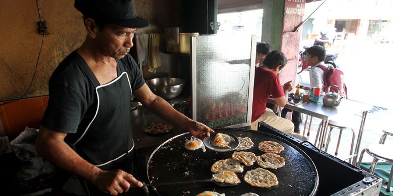 Pedagang tengah membuat roti di warung halal di Phuket, Thailand, Kamis (3/8/2017). Pemerintah Thailand tengah mengembangkan Phuket sebagai salah satu kawasan wisata ramah wisatawan muslim dengan mudah ditemuinya restoran dan hotel halal serta masjid.