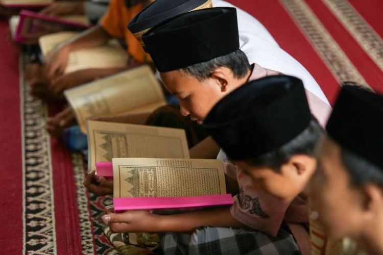  Pelajar di Kabupaten Purwakarta wajib belajar kitab kuning yang merupakan salah satu muatan lokal di daerah tersebut.