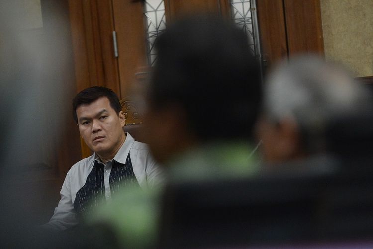 Terdakwa Andi Agustinus alias Andi Narogong mendengarkan keterangan saksi dalam sidang lanjutan kasus korupsi KTP Elektronik (KTP-el) di Pengadilan Tipikor, Jakarta, Jumat (27/10). Sidang lanjutan tersebut mengagendakan mendengarkan keterangan enam saksi untuk mendalami kasus KTP-el. ANTARA FOTO/Wahyu Putro A/aww/17.