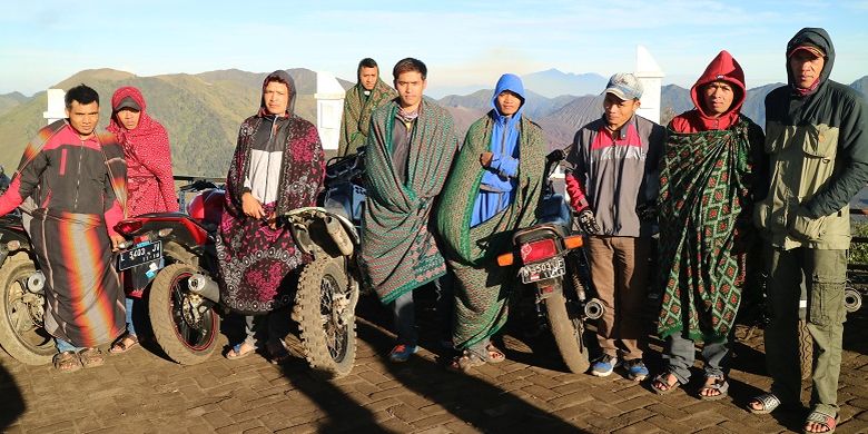Pengojek motor asli Suku Tengger menggunakan sarung saat melakukan kegiatan sehari-hari seperti mengantarkan wisatawan ke Puncak B29 DI Desa Argosari, Kecamatan Senduro, Kabupaten Lumajang, Jawa Timur, Selasa (11/5/2017). Bagi Suku Tengger, sarung seperti harga diri, tren, dan juga identitas.