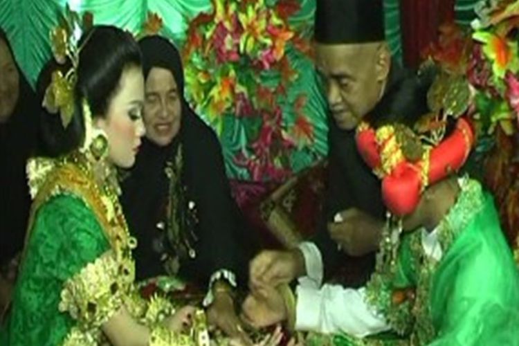 Pernikahan pasangan usia muda antara Arlin (17) dan Andini (15) di Polewali Mandar, Sulawesi Barat, Minggu (26/11/2017).(Kompas.com/Junaedi)