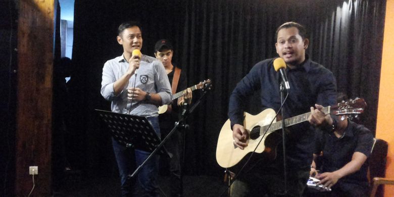 Agus Harimurti Yudhoyono saat tampil menyanyikan sebuah lagu dalam sebuah acara ramah tamah yang diadakan di tempat yang dulunya menjadi markas tim pemenangannya di Jalan Wijaya I, Kebayoran Baru, Jakarta Selatan, Jumat (19/5/2017).
