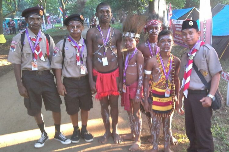 Seorang Guru Garis Depan Sahril Anci asal Kabupaten Maros, Sulawesi Selatan bertugas mengajar di SMP Negeri Momi Waren Kabupaten Manokwari Selatan, Papua Barat.