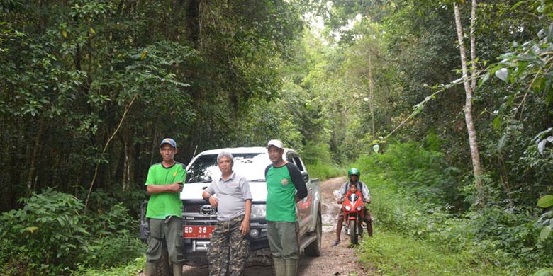 Kepala Balai Taman Nasional MataLawa Pulau Sumba, Maman Surahman berfoto bersama dengan staf Resor Wanggameti di tengah hutan Wanggameti, Desa Wanggameti, Kecamatan Matawae Lapau, Kabupaten Sumba Timur, NTT, Sabtu (25/3/2017). Kunjungan kerja ini sekaligus memberikan semangat kepada stafnya yang bekerja di kawasan Hutan Wanggameti.