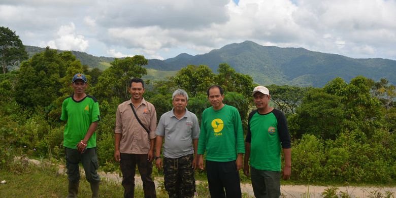 Rombongan bersama dengan Kepala Balai Taman Nasional MataLawa Pulau Sumba berfoto bersama dengan latar belakang puncak tertinggi Wanggameti di Desa Wanggameti, Kecamatan Matawae Lapau, Kabupaten Sumba Timur, NTT, Sabtu (25/3/2017). Puncak Wanggameti menjadi tujuan wisatawan asing dan Nusantara serta para pendaki gunung di Indonesia untuk mendaki puncak tertinggi di pulau Sumba ini. Banyak wisatawan asing dan pencinta alam sudah mendaki puncak gunung tersebut.