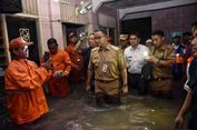 Anies 'Nyebur' Banjir Pantau Tanggul Jatipadang yang Jebol Lagi