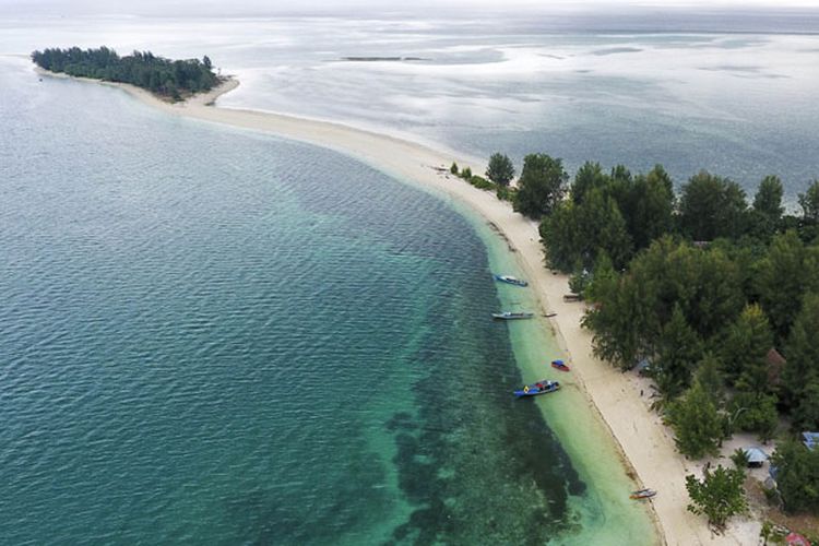 Pulau Dodola Besar dan Pulau Dodola Kecil di Kabupaten Morotai, Maluku Utara, yang tersambung dengan jembatan pasir putih saat air laut surut.