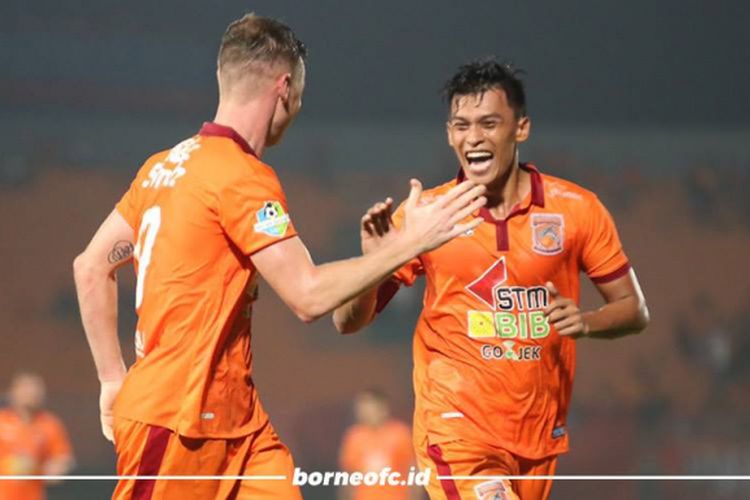 Striker Borneo FC, Lerby Eliandry (kanan), merayakan gol ke gawang Bhayangkara pada partai Liga 1 di Stadion Segiri, Samarinda, Senin (29/5/2017).
