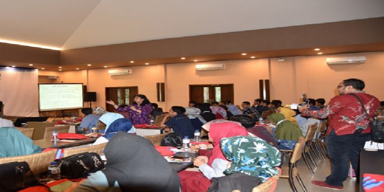 Diskusi ?Literasi Cerdas Bermedia Sosial? yang digagas Mudamudigital di Kota Bandar Lampung, Jumat (3/11/2017).