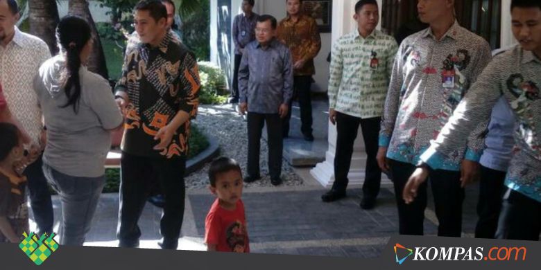 JK Bagi-bagi Uang Saat Gelar "Open House" di Makassar