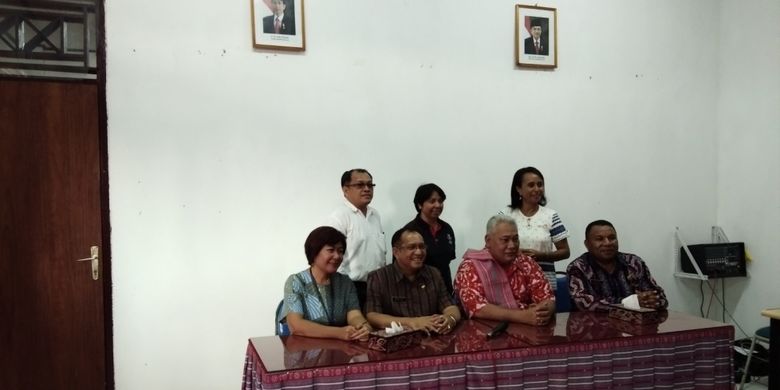 GM Garuda Indonesia Kupang, Kokoh Ritonga (duduk kedua dari kanan) dan Kepala Dinas Pariwisata NTT Marius Ardu Jelamu (duduk kedua dari kiri) di Kantor Dinas Pariwisata NTT Kamis (9/11/2017).(KOMPAS.COM/SIGIRANUS MARUTHO BERE)