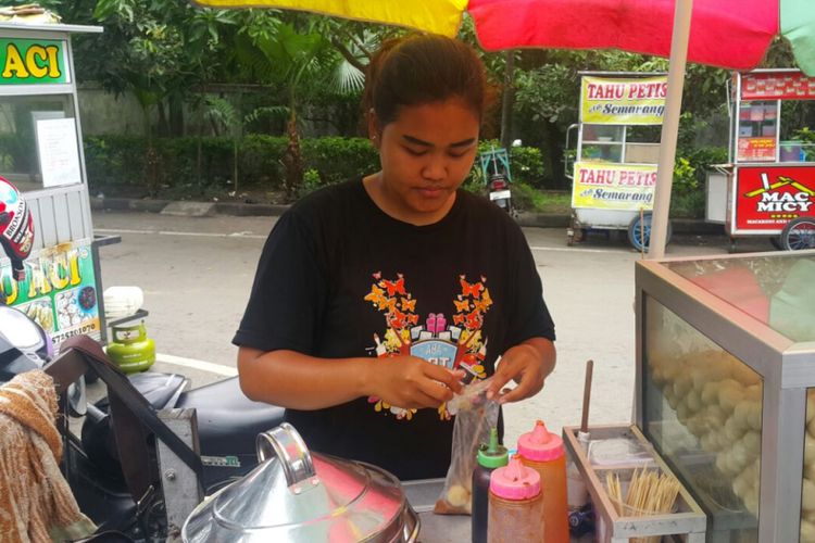 Alfiani Nur Natalia (22), mahasiswi semester III Jurusan Bahasa Inggris Akademi Bahasa Asing ST Pignatelli Solo, berjualan cilok setiap hari di pinggir jalan Menteri Supeno, Manahan, Kota Solo.