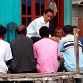 Presiden Joko Widodo saat berkunjung ke Kota Sorong, Papua Barat, Senin (29/12/2014). Pagi hari, Presiden blusukan ke perkampungan nelayan di Kelurahan Malawei, Distrik Sorong Manoi. Tampak Presiden berdialog dengan perwakilan nelayan. Selain itu, Presiden juga memberi bantuan motor untuk perahu nelayan di tempat tersebut.