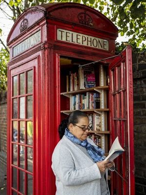Box telpon umum di London disulap jadi toko buku mini.