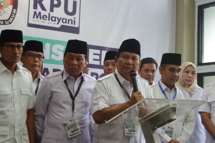 Ketua Umum DPP Partai Gerindra Prabowo Subianto bersama jajaran pengurus saat mendaftarkan Gerindra ke Komisi Pemilihan Umum (KPU) di Kantor KPU Pusat, Jakarta Pusat, Sabtu (14/10/2017).