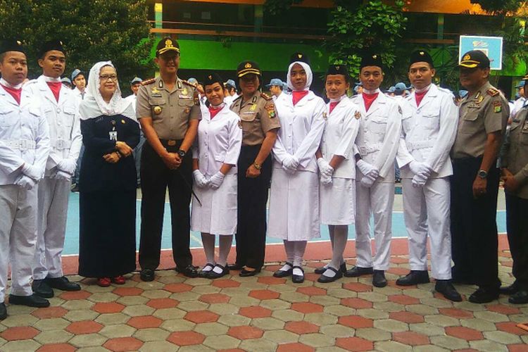 Kapolres Metro Jakarta Selatan Kombes Iwan Kurniawan dan pelajar SMAN 6 Jakarta, Senin (17/7/2017).