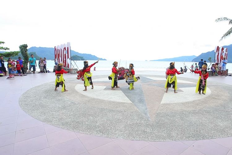 Anak-anak menari kesenian khas Trenggalek Jaranan Turangga Yakso, di Panggung 360 Pantai Prigi, Kecamatan Watulimo.

