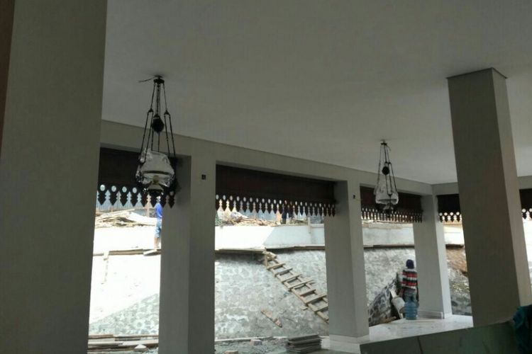 Gigi balang dan lampu khas Betawi menghiasi lantai satu Masjid Jami Al-Mubarokah, Senin (4/9/2017).