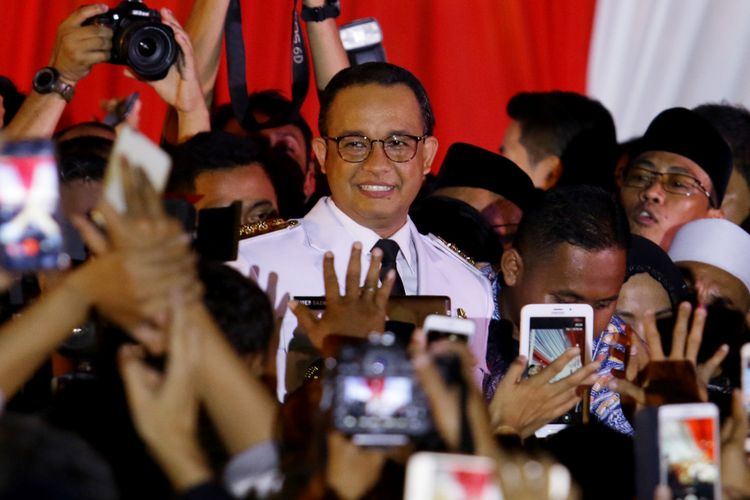 Gubernur DKI Jakarta Anies Baswedan memberikan pidato politiknya di halaman Balaikota DKI Jakarta, Senin (16/10/2017). Dalam Pidatonya gubernur dan wakil gubernur DKI Jakarta meminta kepada seluruh warga DKI untuk bersama membangun kota Jakarta yang lebih baik.